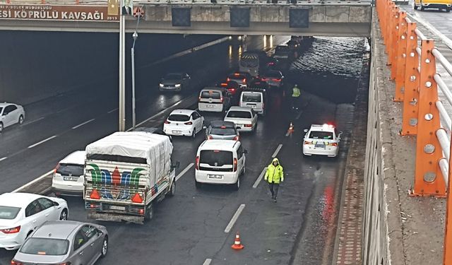 Diyarbakır’ı sağanak yağış vurdu: Sürücüler zor anlar yaşadı