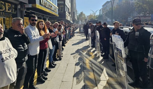 Van'da kayyuma karşı insan zinciri