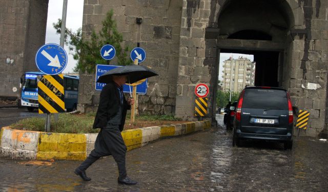 Diyarbakır’da gök yarıldı, kent şiddetli yağmura teslim!