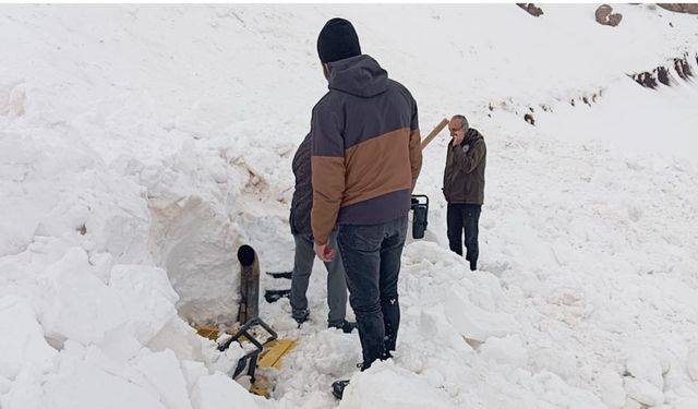 Şırnak'ta çığ düştü, yol açma çalışması yapan kepçe altında kaldı