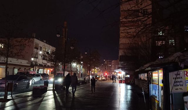 Diyarbakır'ın en gözde ve kalabalık caddesi karanlıkta!