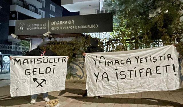 Diyarbakır’da ilginç protesto: Müdürün kapısına patates bıraktılar