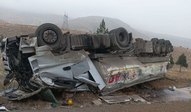 Batman'da petrol yüklü tır devrildi: 1 yaralı