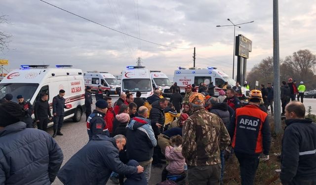 Okul servisi ile tır çarpıştı: 8 öğrencinin durumu ağır