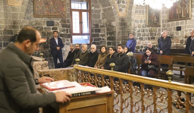 Serra Bucak, Meryem Ana Kilisesi'nde Noel ayinine katıldı