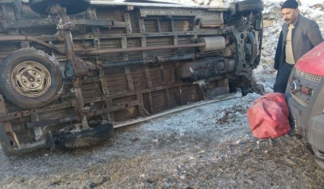 Hakkari’de öğretmenleri taşıyan servis devrildi: 12 yaralı