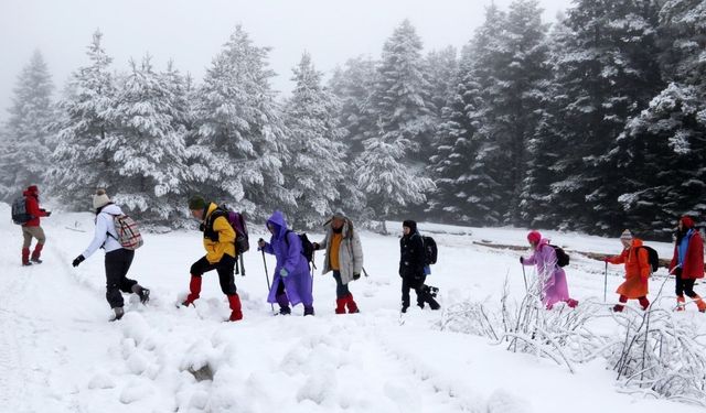 Karlı havada 15 kilometre yürüdüler