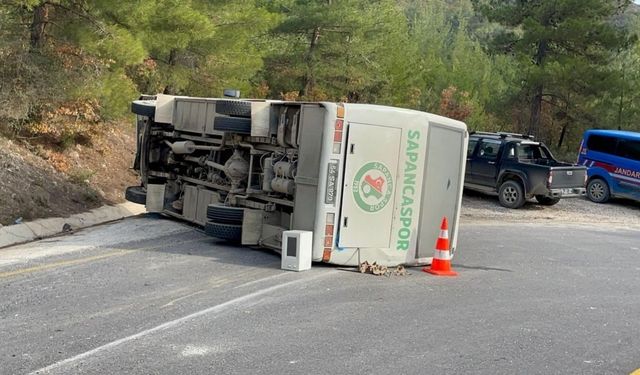 Sakarya’da öğrenci midibüsü devrildi: 7 öğrenci, 2 öğretmen ve şoför yaralı