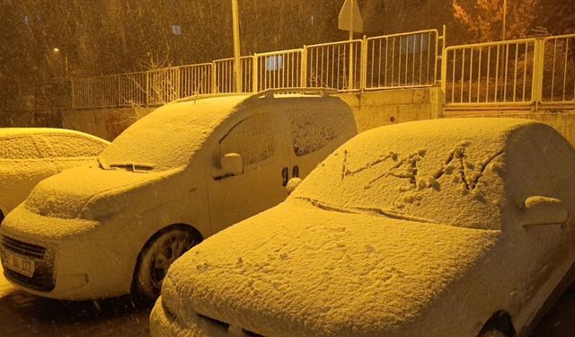 Van'da yoğun kar yağışı başladı; Meteorolojiden uyarı geldi!