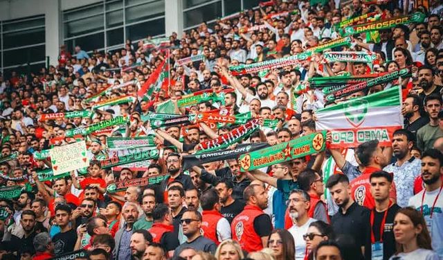 Amedspor taraftarından maç öncesi kortej ve koreografi