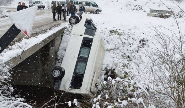 Cenazeye giden minibüs devrildi; 15 yaralı