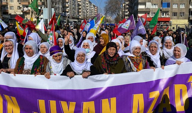 DEM Parti’nin Diyarbakır mitingi başladı