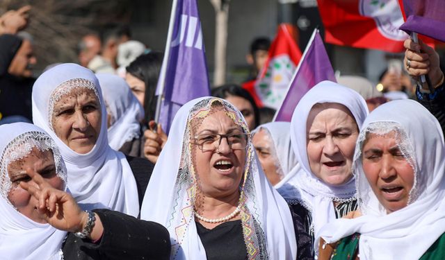 DEM Parti'den Anneler Günü mesajı: En güzel armağan barış olacak