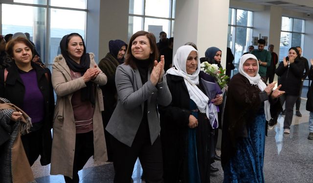 Diyarbakır Eşbaşkanları Bucak ve Hatun, Van nöbetinde