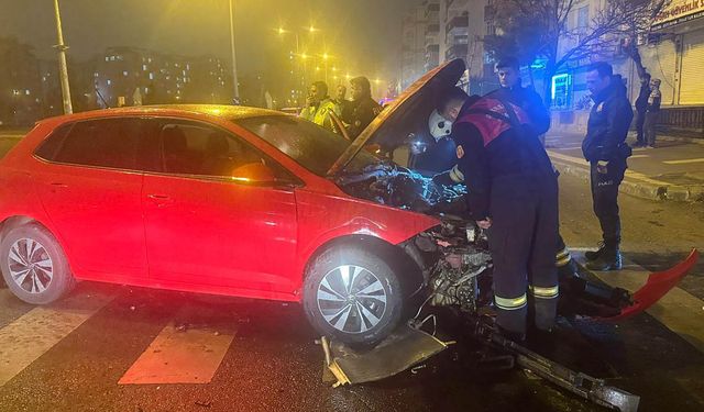 Diyarbakır'da kaza yapan otomobilde yangın çıktı!