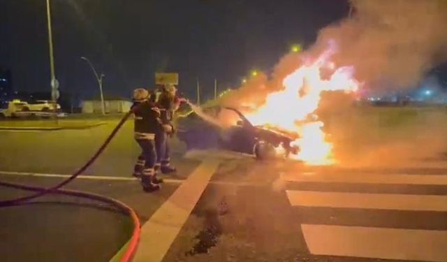 Diyarbakır’da seyir halindeki otomobil yandı