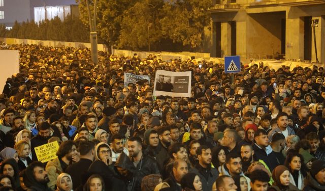 Hatay, deprem kurbanlarını anmak için yürüdü