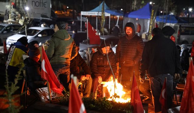 Depremin merkez üssünde mezarlığa akın ettiler