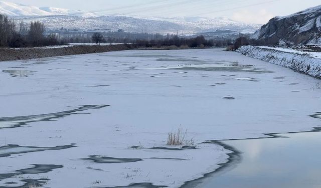 Termometre eksi 18'i gördü, Kızılırmak Nehri dondu