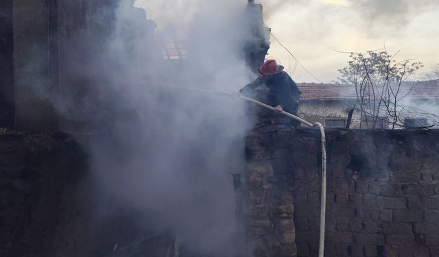 Alevlere teslim olan evdeki yaşlı adam öldü