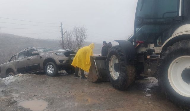 Kulp Belediyesi kar yağışında mahsur kalan aracı kurtardı