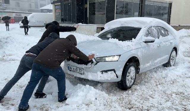 Yüksekova kar esareti altında