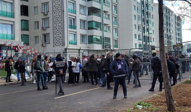Diyarbakır’da halk Newroz alanına akıyor