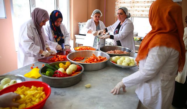 Diyarbakır'da kadınlar, ihtiyaç sahipleri için aş mesaisinde