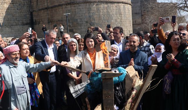 Diyarbakır'da Newroz'un ilk ateşi yakıldı