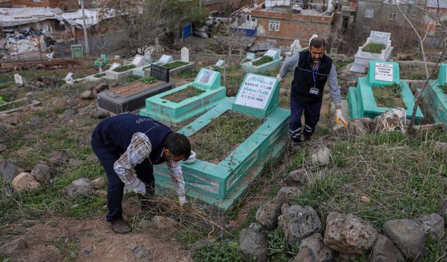 Diyarbakır’daki mezarlıklarda bayram temizliği