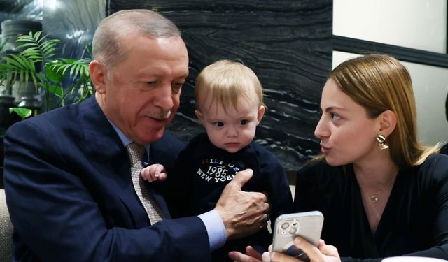 Cumhurbaşkanı Erdoğan bir kafeye girerek gençlerle sohbet etti