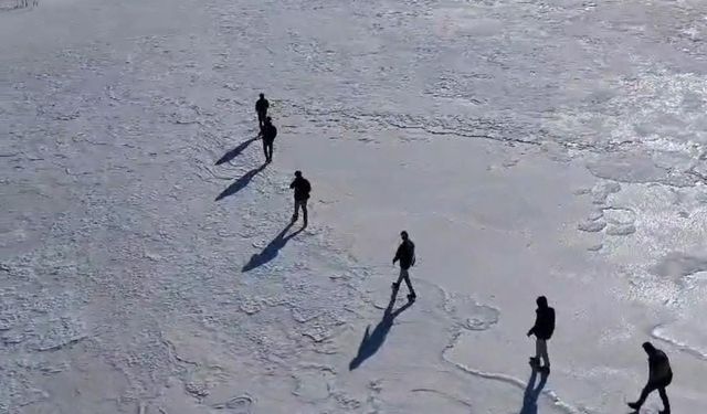 Bingöl’de donan gölün üzerinde doğa yürüyüşü