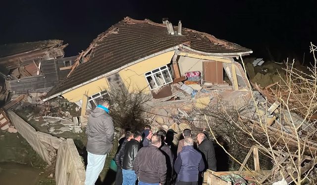 Sinop'ta heyelan: 2 ev yıkıldı, 2 kişi kurtarıldı