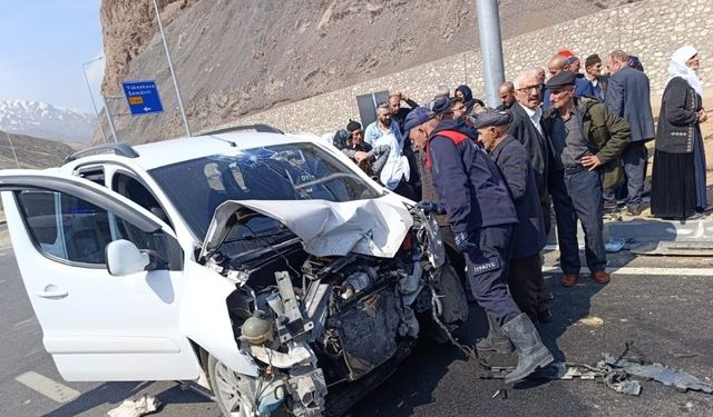 Yüksekova'da iki araç çarpıştı: 2’si ağır 8 yaralı