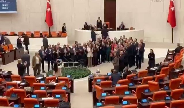 Meclis'te diploma protestosu! Muhalefet birleşip kürsüye yürüdü