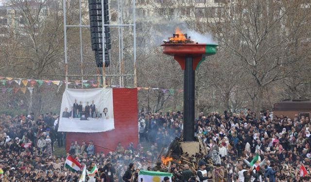 Diyarbakır'da tarihi Newroz ateşi yakıldı