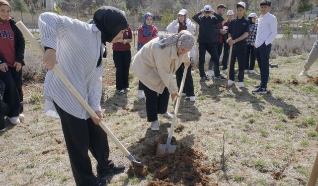 Diyarbakır Eğil’de o isim unutulmadı, ilk fidanı öğrenciler dikti