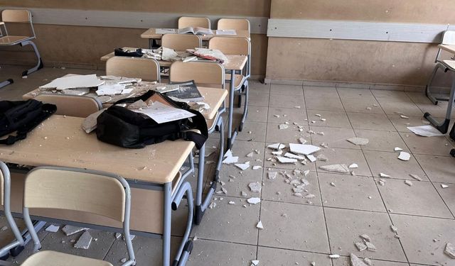 Okulda facia! Öğrencilerin üzerine tavan sıvası çöktü: 4 yaralı
