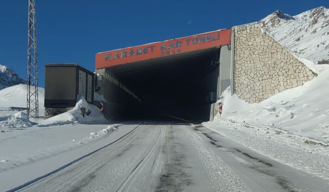 Van-Bahçesaray yolu tipi nedeniyle ulaşıma kapandı