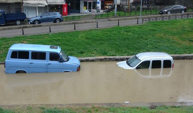 Trabzon'da şiddetli yağış, kent merkezi göle döndü