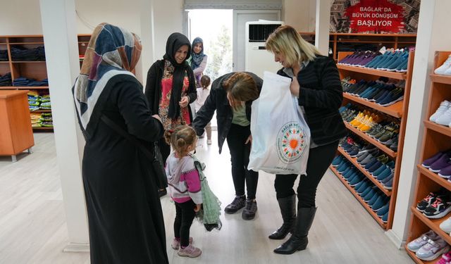 Diyarbakır’daki bu mağaza ihtiyaç sahipleri için ücretsiz