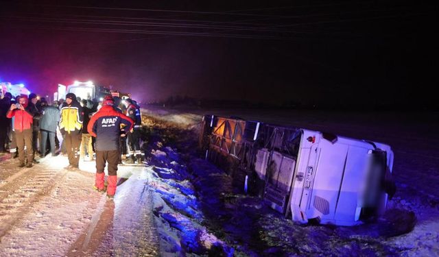 Yolcu otobüsü devrildi: 1 ölü, 25 yaralı