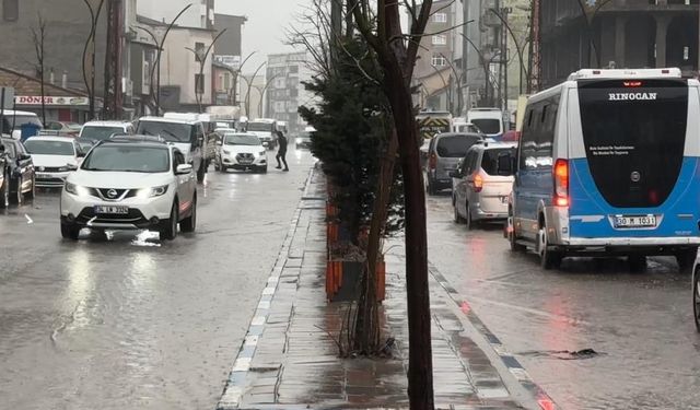 Aniden bastıran yağmur, caddeleri göle çevirdi