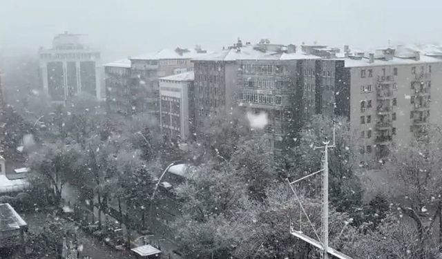 Ankara'lılar sabah kar yağışı ile uyandı
