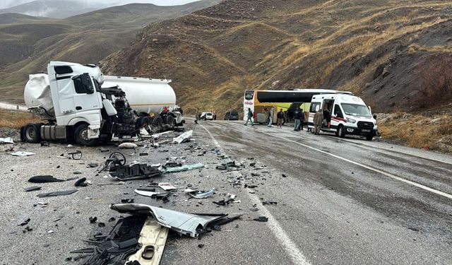 Diyarbakır otobüsü tankerle çarpıştı: 8 yaralı