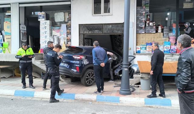 Batman'da kontrolden çıkan otomobil binaya girdi