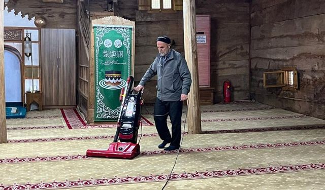 8 asırlık camiyi kokarcalar bastı