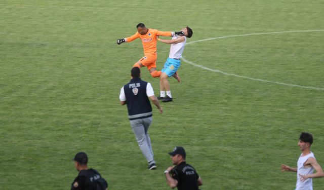 Bitiş düdüğüyle futbolcu ve taraftarlar birbirine girdi!