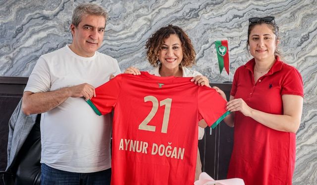 Kürt sanatçı Aynur Doğan, Amedspor’u ziyaret etti