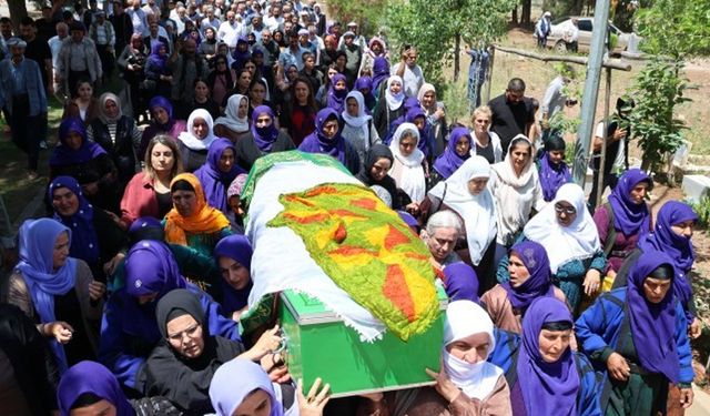 Barış Annesi Zekiye Ayhan toprağa verildi